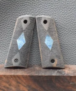 Colt 1911 Standard, Modell Walnuss Punzierte Oberfläche mit Route Blau, Befestigung seitlich, Neuware zum Sonderpreis!