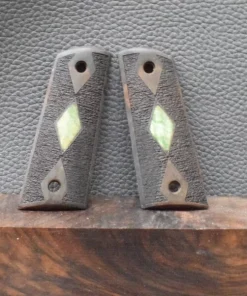 Colt 1911 Standard, Modell Walnuss Oberfläche mit Route Messing, Befestigung seitlich, Neuware zum Sonderpreis!