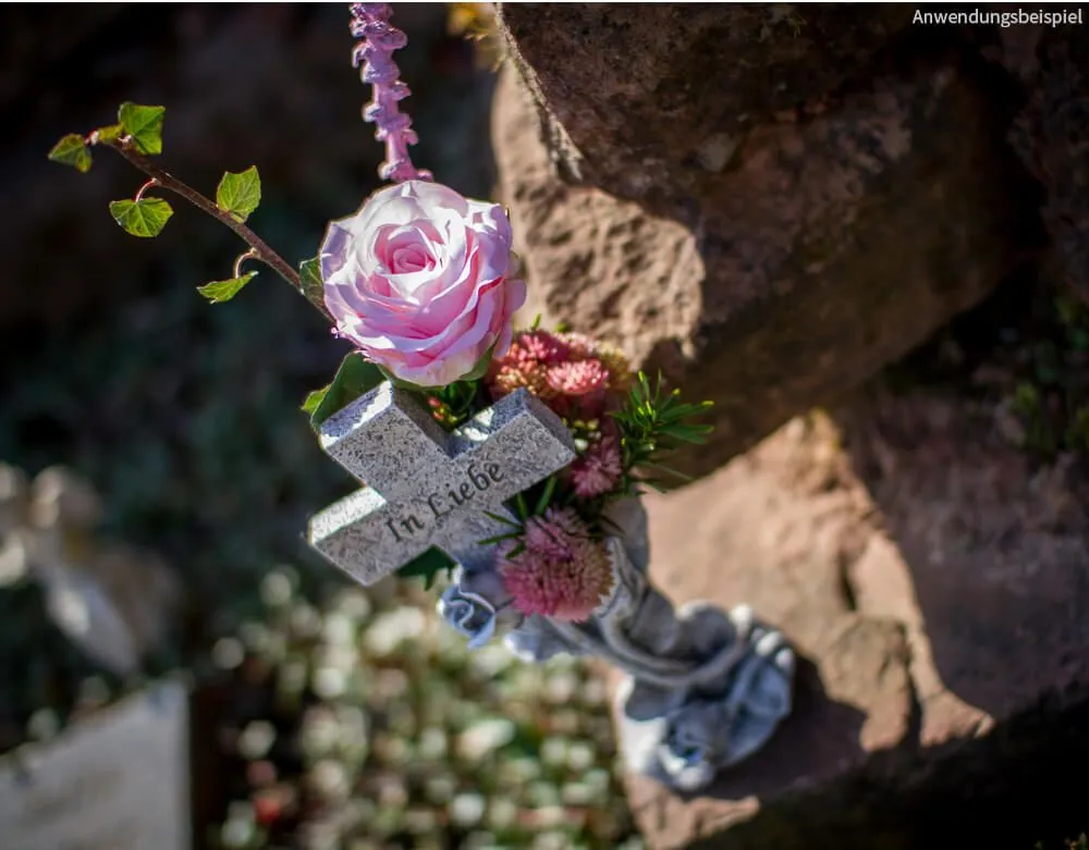 Graue Grabvase mit Sockel „In Liebe“ verziert mit Rosen Kreuz – Bild 7