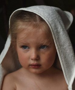 Vanilla Copenhagen – Pom Pom Kapuzen Badetuch, Ivory, GOTS zertifiziert