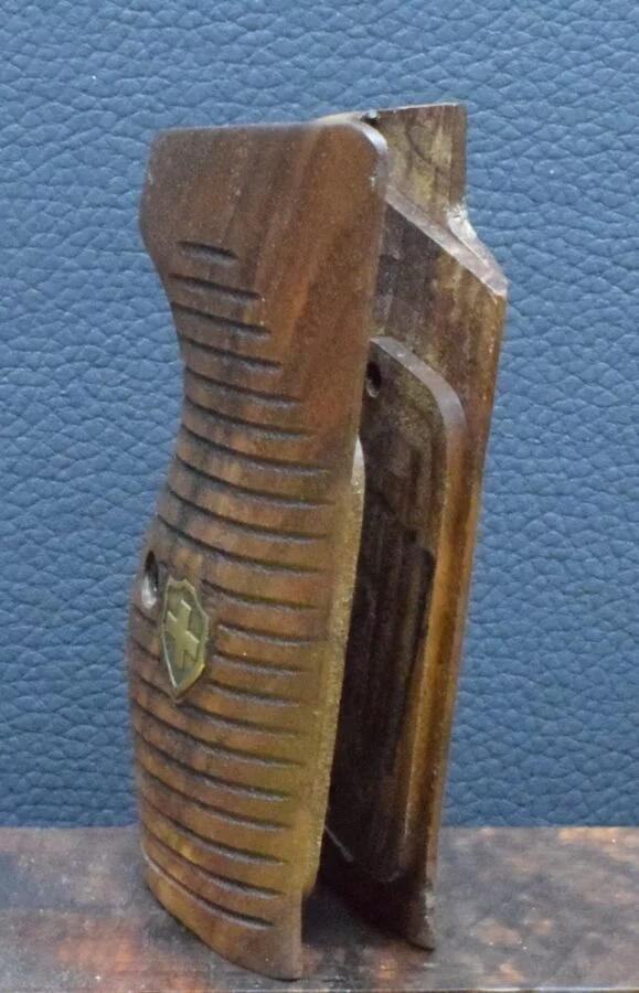 SIG, P 210, Ausführung 11, gestreift, Swisskreuz Emblem, Nußbaum – Bild 6