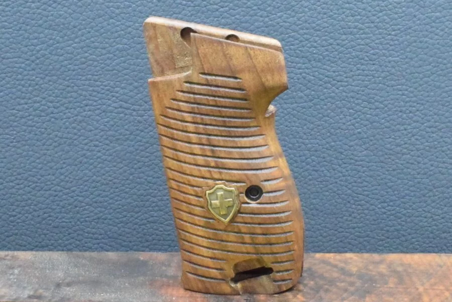 SIG, P 210, Ausführung 11, gestreift, Swisskreuz Emblem, Nußbaum – Bild 2