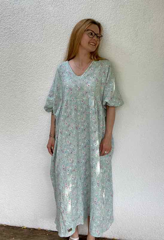 Gauze, Musselin Stoff – Blumen und Rosen auf Weiß – Bild 9