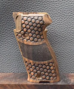 Sig P220 , Motiv Fischhaut abgeteilt, genoppt, Walnuss, Neuware zum Sonderpreis!