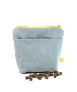 BUDDY. Leckerlibeutel für Hunde „NomNom“, mit Karabiner, Reißverschluss, breite Öffnung (aus recycelten PET-Flaschen), hellblau