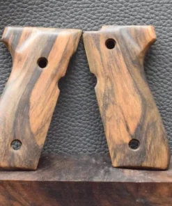 Beretta Mod.92FS, Motiv Competion, Walnuss, glatte Oberfläche, Befestigung seitlich, Neuware zum Sonderpreis!