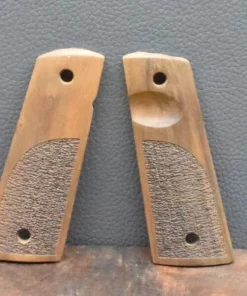 Colt 1911 , Ausführung 47, teilpunziert, Daumenauflage, Nußbaum