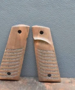 Colt 1911 , Ausführung 53, teilgestreift, Daumenauflage, Nußbaum