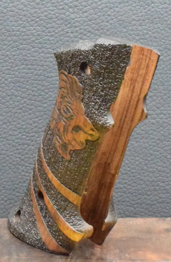 Colt 1911, Targetgriff, Ausführung 10, Löwenkopf, Nußbaum – Bild 6