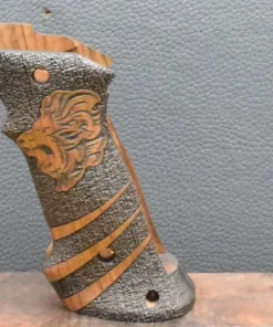 Colt 1911, Targetgriff, Ausführung 10, Löwenkopf, Nußbaum