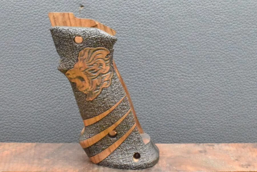 Colt 1911, Targetgriff, Ausführung 10, Löwenkopf, Nußbaum – Bild 2