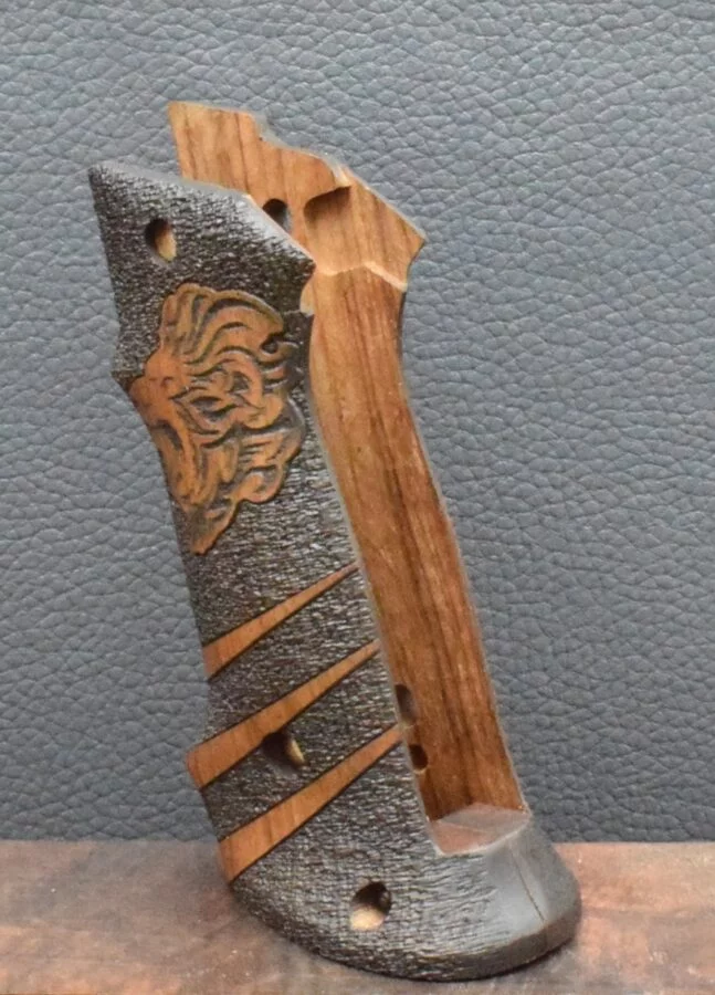 Colt 1911, Targetgriff, Ausführung 10, Löwenkopf, Nußbaum – Bild 4