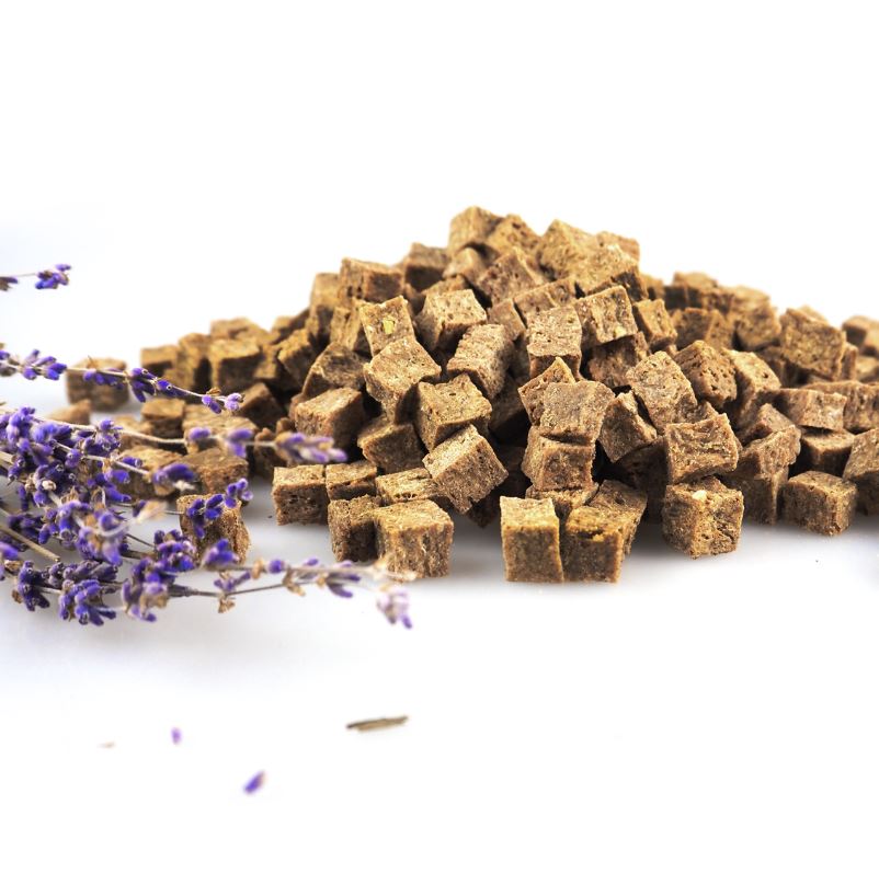 Relax Snacks, für mehr innere Ruhe (95% Kaninchen, 5% Kräutermischung: Kamille, Passionsblume, Hopfenblüten, Melisse, grüner Hafer, Ringelblumenblüten, Stiefmütterchenkraut, Lavendel, Baldrian)