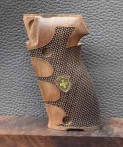 SIG-Sauer P226 LDC II , Motiv Fischhaut mit Swisskreuz Emblem, MAK-Grips, Walnuss, Neuware zum Sonderpreis!