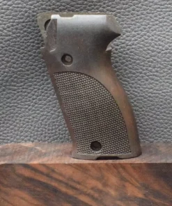 Sig/Sauer, P 228, MAK-Grips, Oberfläche Glatt/Punziert, Walnuss, Neuware zum Sonderpreis!