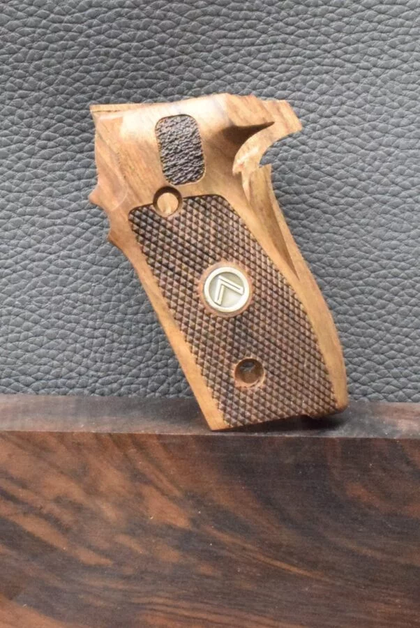 Sig/Sauer, P 228, Motiv Oberfläche Fischhaut/Punziert, Walnuss, Neuware zum Sonderpreis! – Bild 3