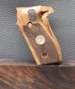 Sig/Sauer, P 228, Motiv Oberfläche Fischhaut/Punziert, Walnuss, Neuware zum Sonderpreis!