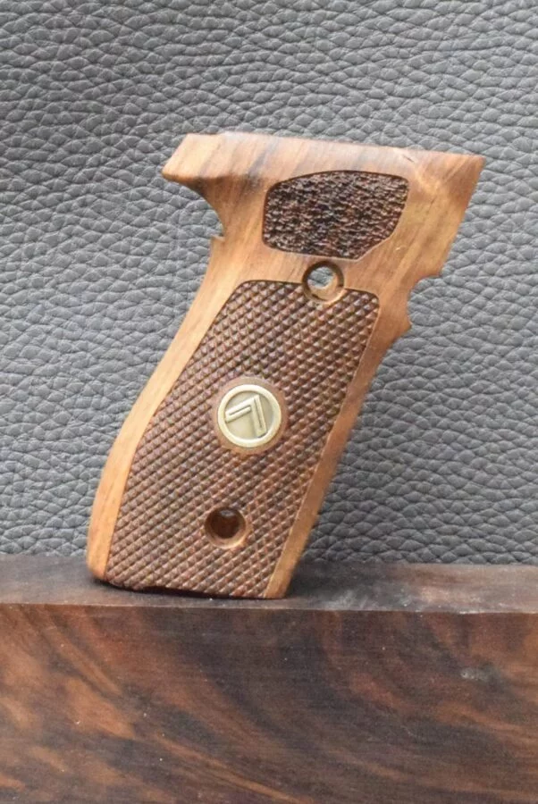 Sig/Sauer, P 228, Motiv Oberfläche Fischhaut/Punziert, Walnuss, Neuware zum Sonderpreis! – Bild 4