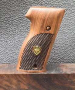 Sig/Sauer P226, Modell Punzierte Oberfläche mit Schweizer Kreutz, Walnuss, Neuware zum Sonderpreis! (Kopie)