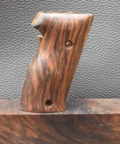 Sig/Sauer P226, Modell Gestromte Oberfläche, Walnuss, Neuware zum Sonderpreis!