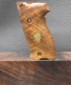 Sig/Sauer P226, Modell  Glatte Oberfläche mit Schriftzug, Walnuss, Neuware zum Sonderpreis!