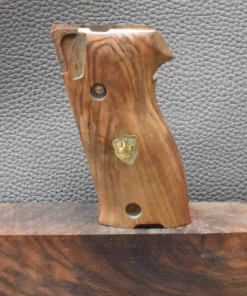 Sig/Sauer P226, Modell  Glatte Oberfläche mit Schweizer Kreutz, Walnuss, Neuware zum Sonderpreis!